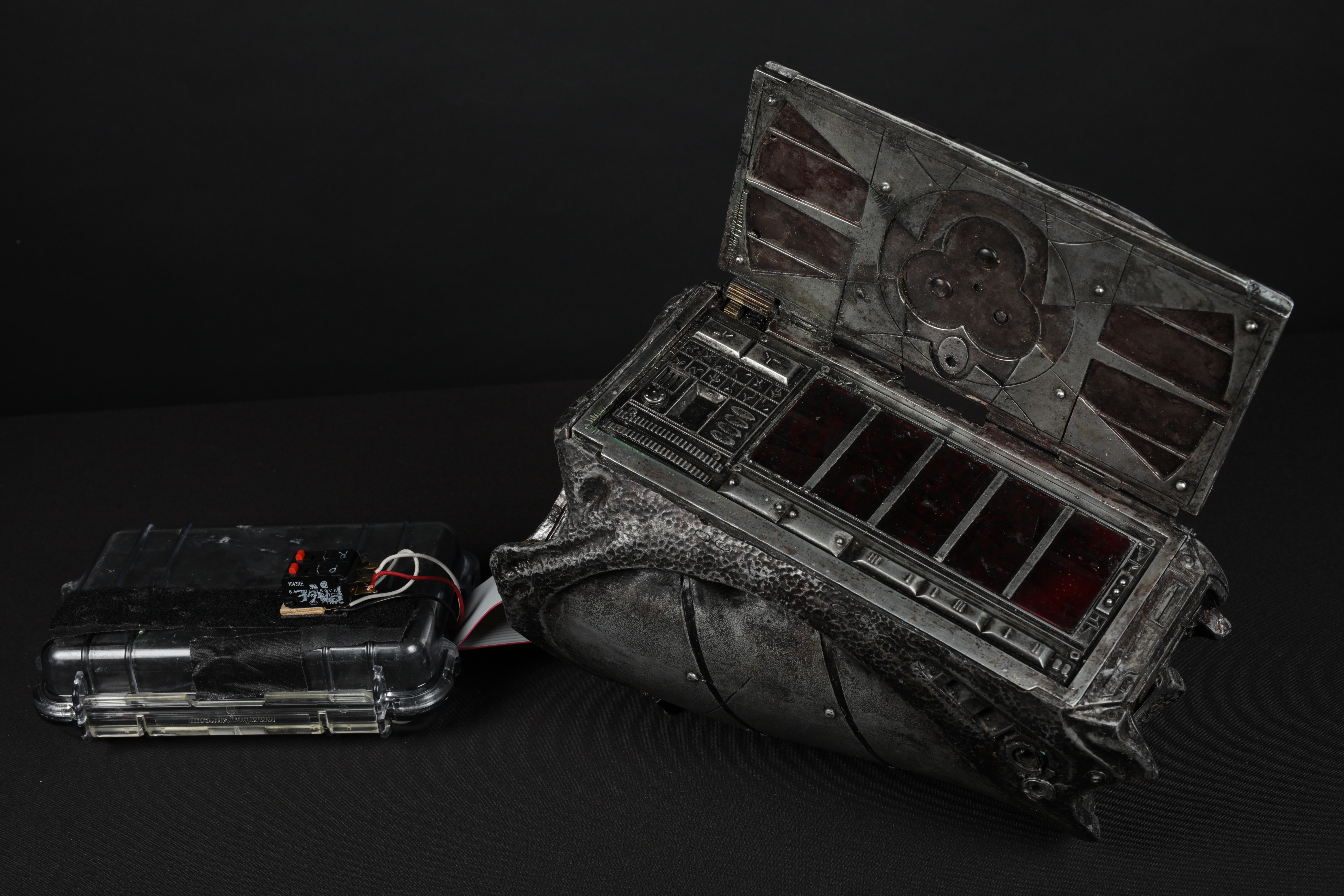 Aliens Vs Predator Requiem - Wolf Predator Left Gauntlet 56