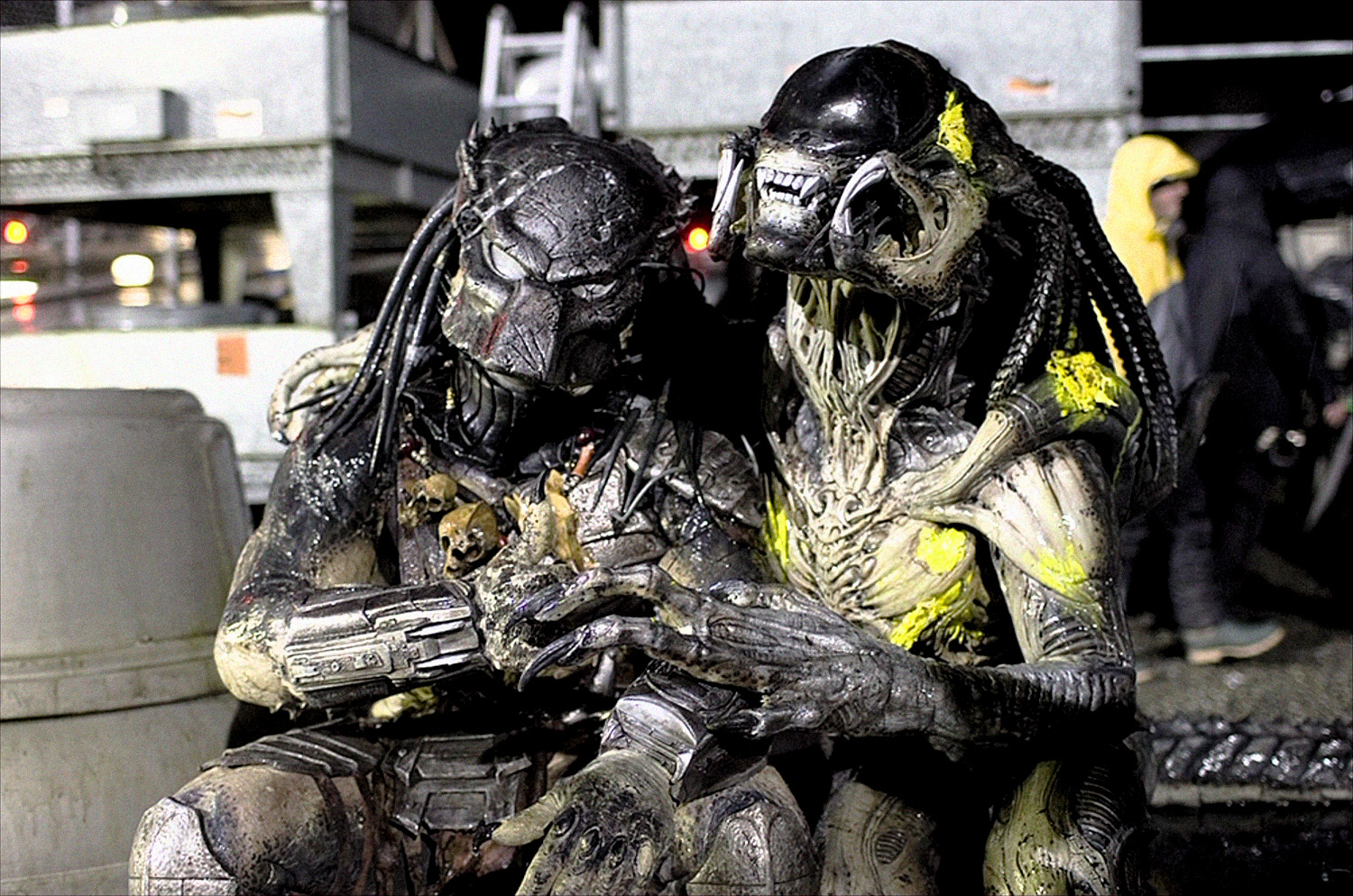 Показать картинки aliens and predators из фильма avpr aliens vs predator requiem 2008 года