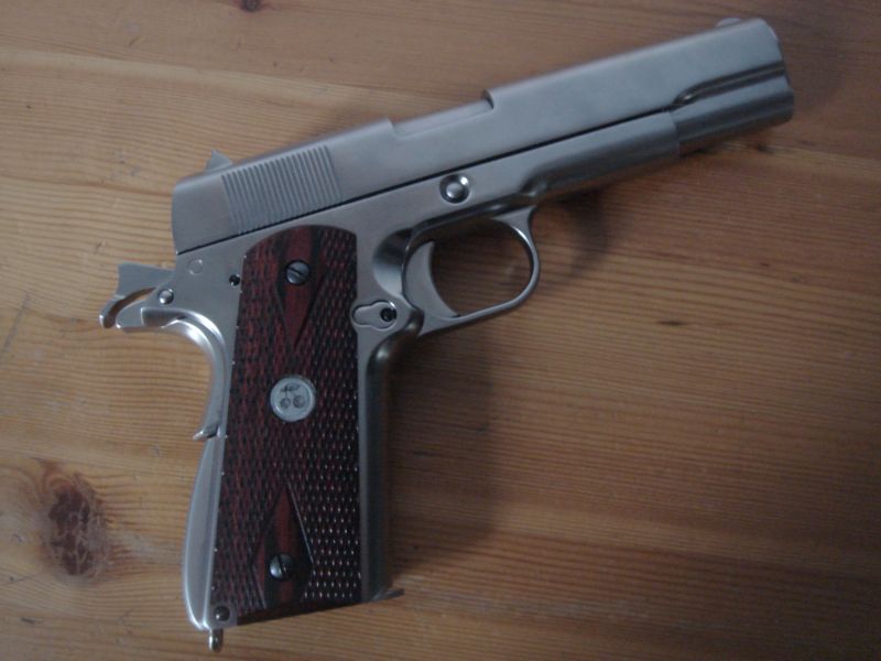 Babydoll WE Colt 1911 - Wooden grips with cherry medallion  (Sucker Punch)