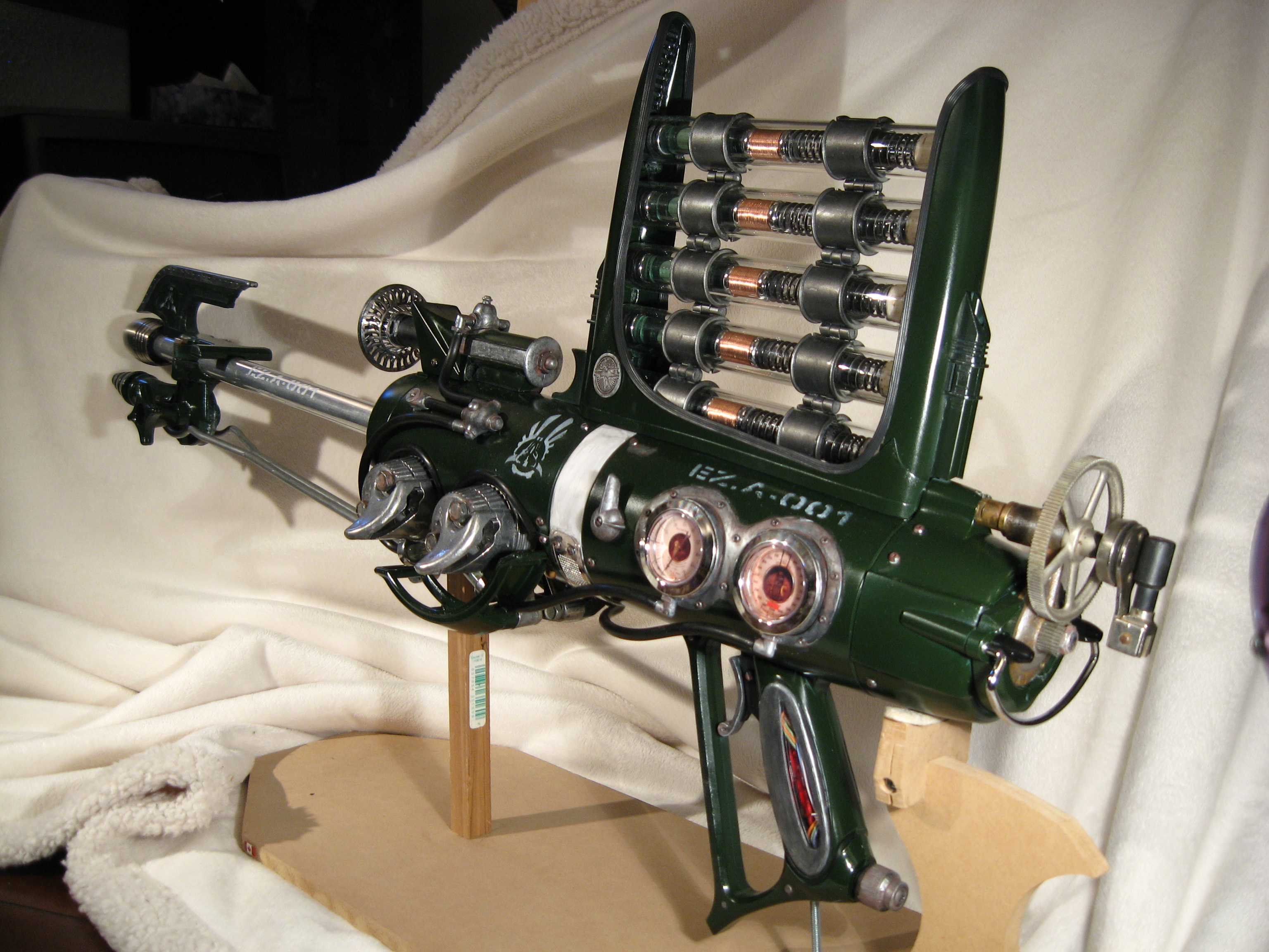 Back-quarter view. The tall portions that hold the cartridges are made from vintage video game light pistols. I felt like that was a cool callback.