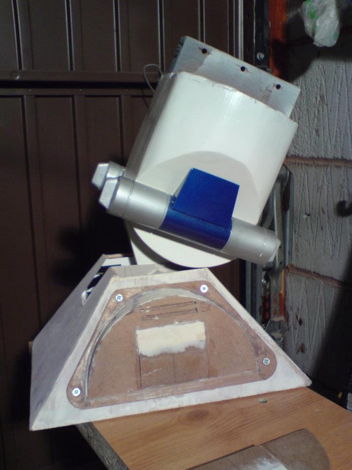 Centre leg and foot build.