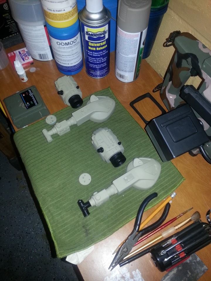 experimenting what paint to use for the headset since i want to paint three of them diferent just being creative here.