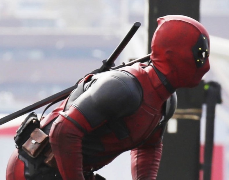 Good shot of the reservoir tip and the utility belt.