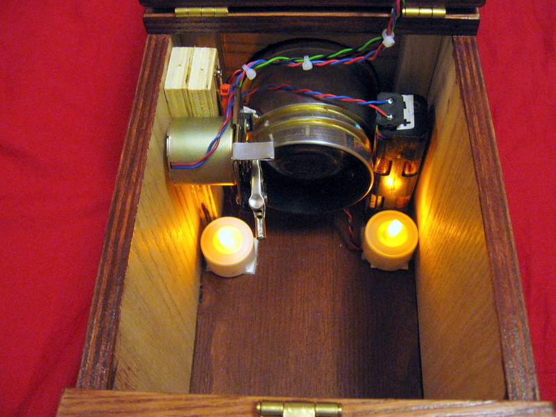 Knocker motor on the left. "Flickering stage lights" on the bottom of the box.