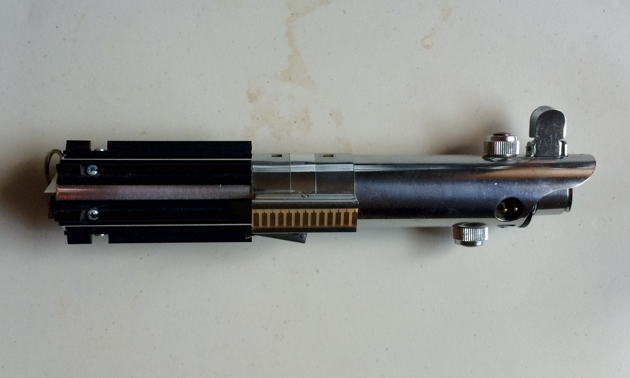 LUKE SKYWALKER
The Empire Strikes Back

Genuine FOLMER NEW YORK 3 Cell Flashgun
Genuine Graflex LK Buttons

REPLICA (Roygilsing):
T- Tracks
Ed