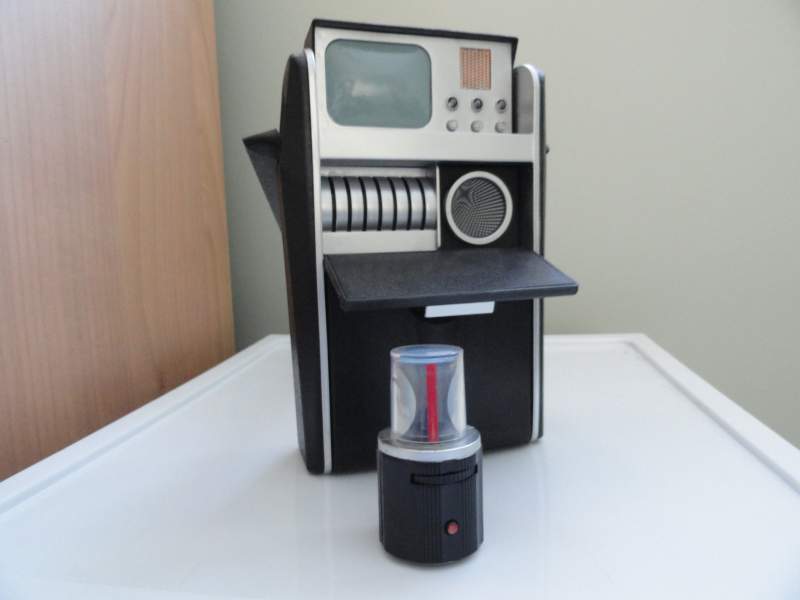 Medical tricorder from DST ....modified to look screen used...