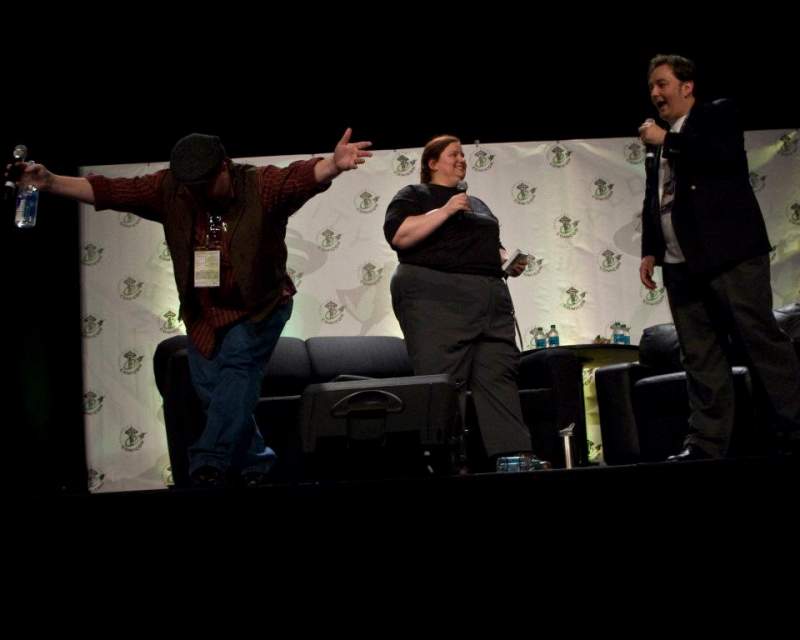 Ren bows to the insanely awesome crowd.