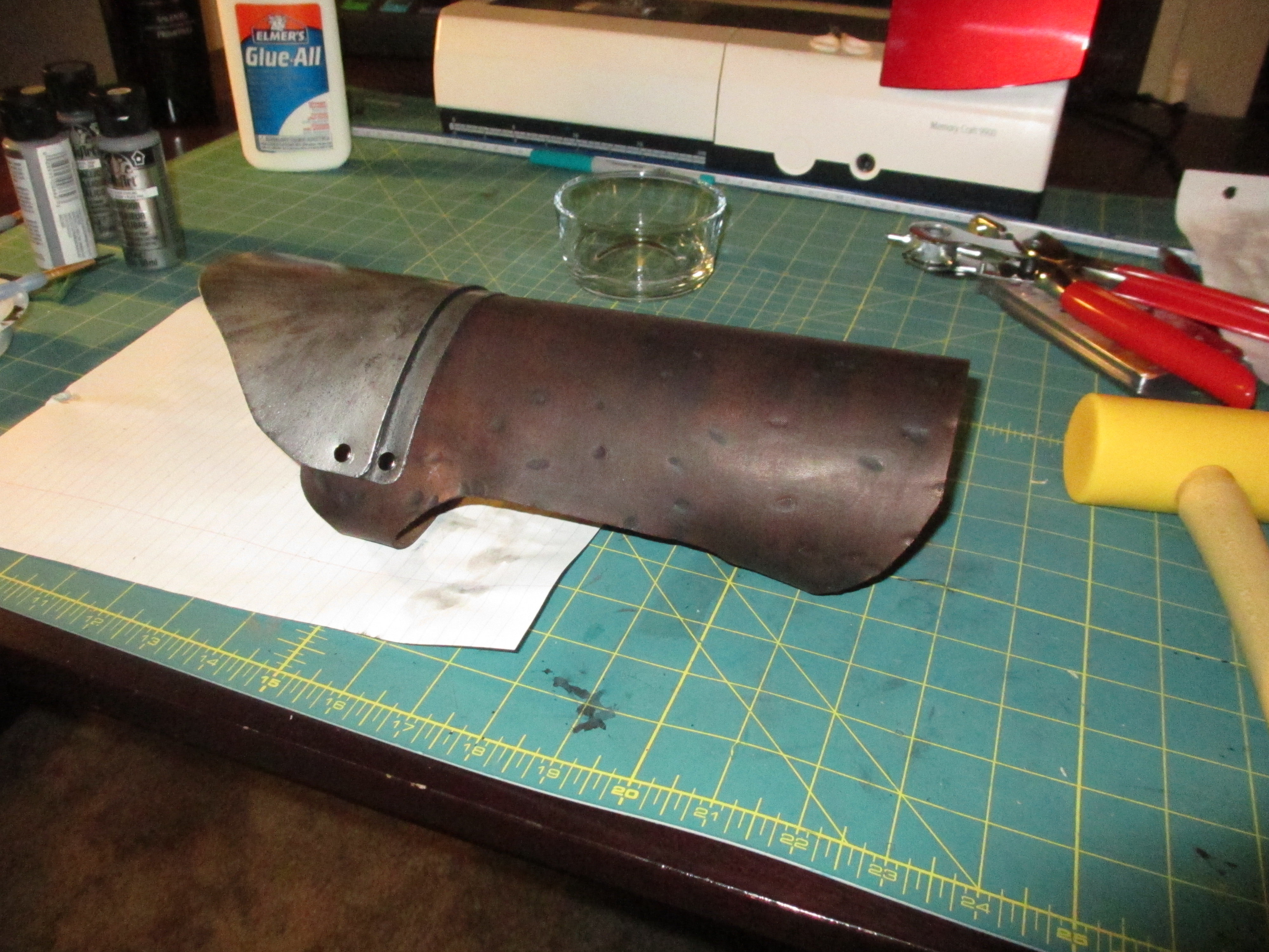 Side arm shield, built from leather and worbla.