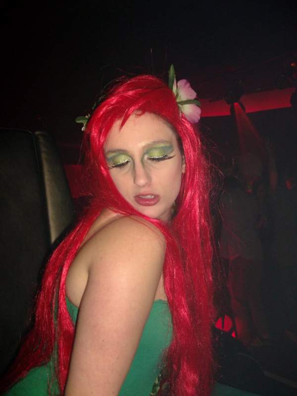 the costume i did for my birthday, hair accessories and costume made by me... this was a very quick costume and so i decided i wanted to re-do it