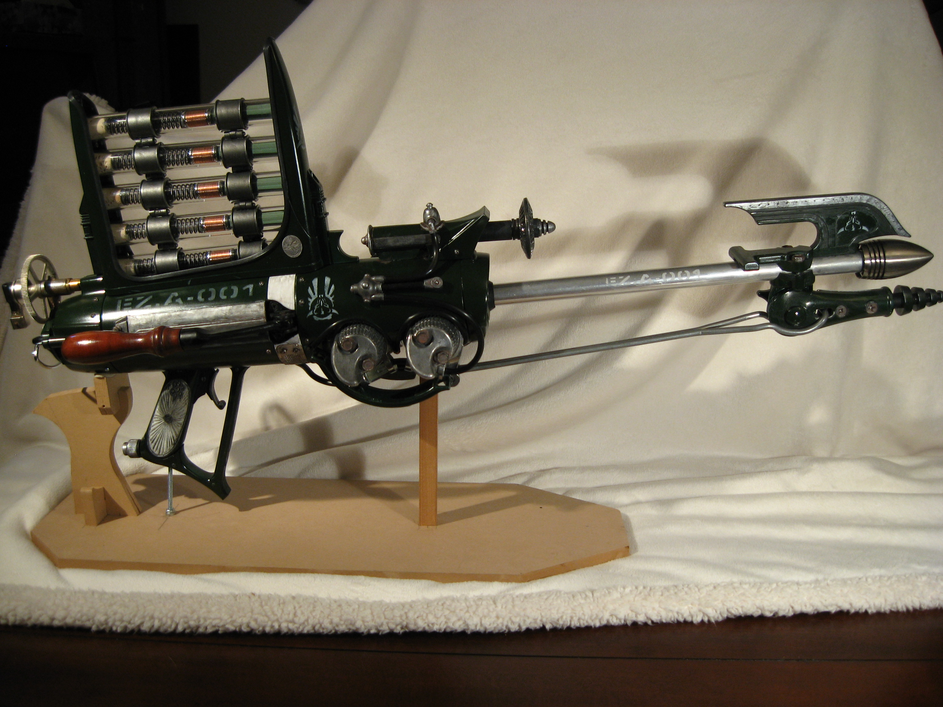 The wood of the "bolt" is actually the handle of my saw. It broke near the end of the build, so I retired it.
