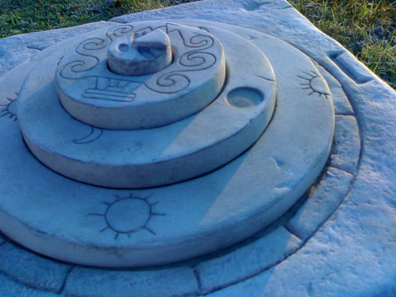This is a replica of the 3 stones of the video game "Indiana Jones Fate of Atlantis"