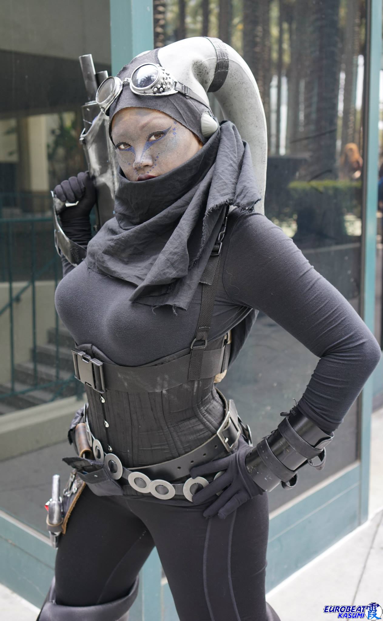 This was my first time doing this costume and it was AWFUL:
-wrong makeup = inadequate skin coverage
-didn't test makeup = no color matching lekku t